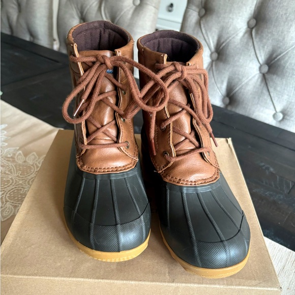 Boys Youth Size 5 Sperry Boots - Picture 1 of 5